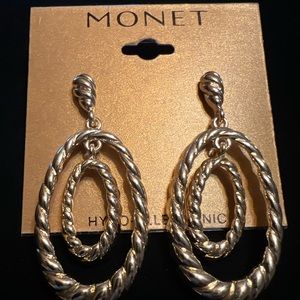 NEW Vintage Monet pierced earrings! ❤️